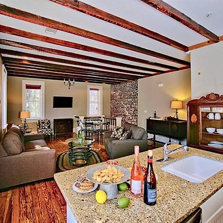 Comfy Carriage House Steps From The River サバンナ エクステリア 写真
