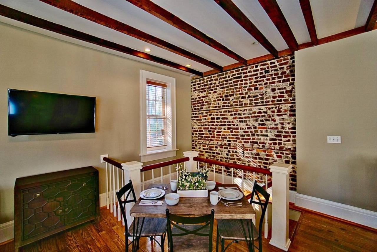 Comfy Carriage House Steps From The River サバンナ エクステリア 写真