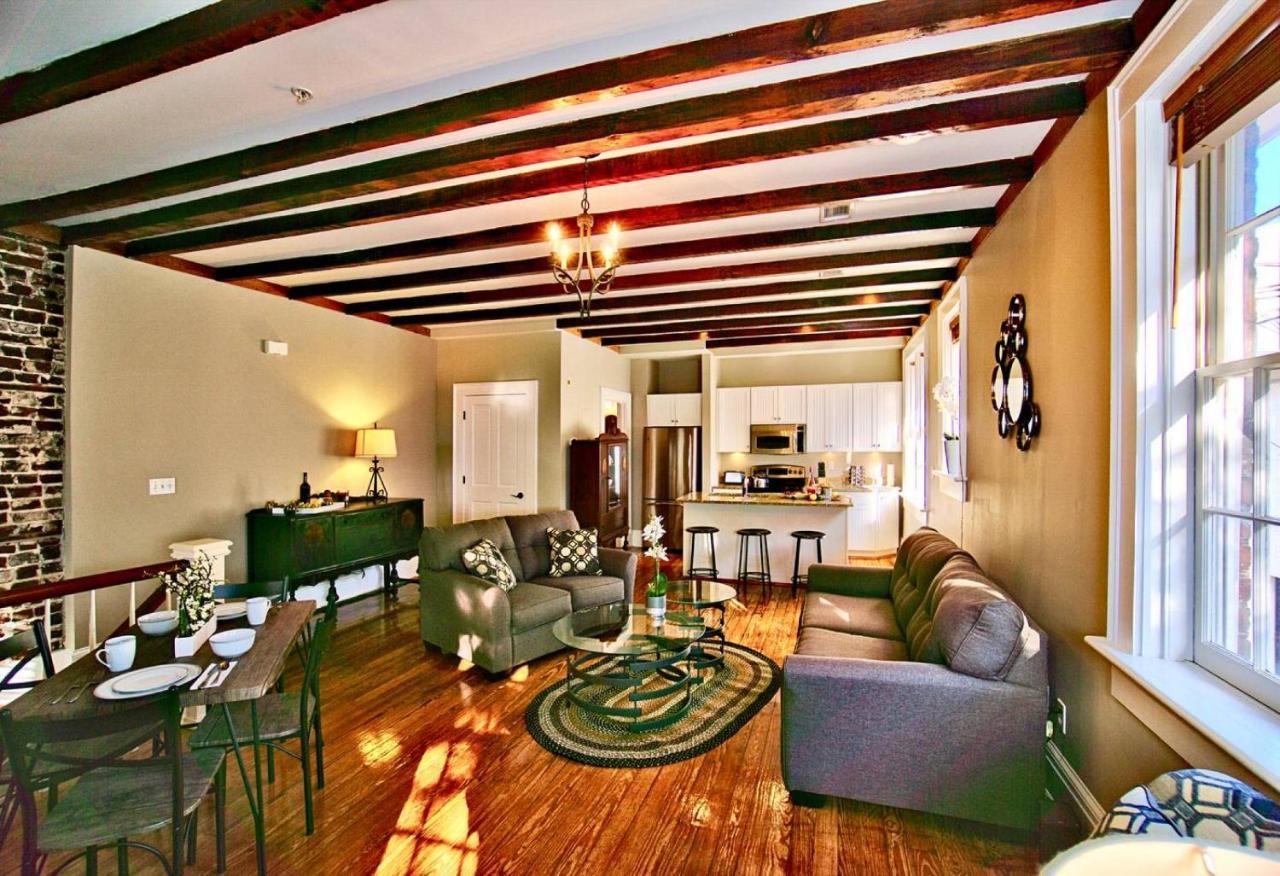 Comfy Carriage House Steps From The River サバンナ エクステリア 写真
