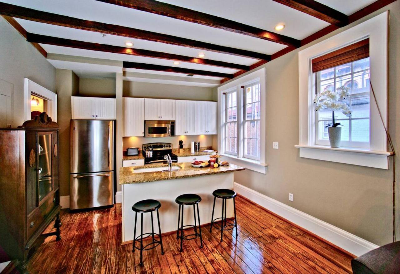 Comfy Carriage House Steps From The River サバンナ エクステリア 写真