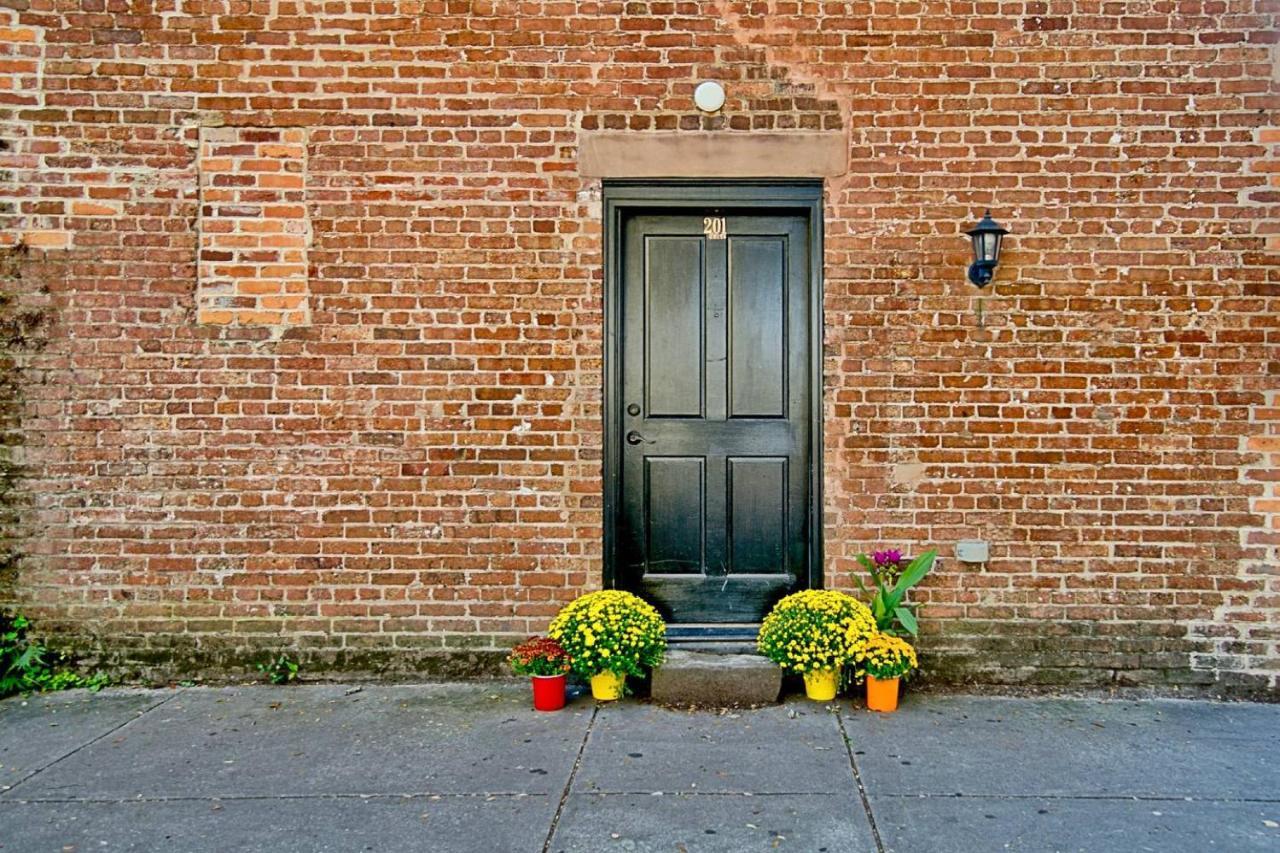 Comfy Carriage House Steps From The River サバンナ エクステリア 写真