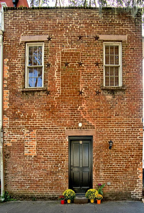 Comfy Carriage House Steps From The River サバンナ エクステリア 写真